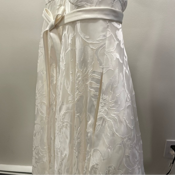 Beautiful ivory wedding gown - Picture 6 of 11